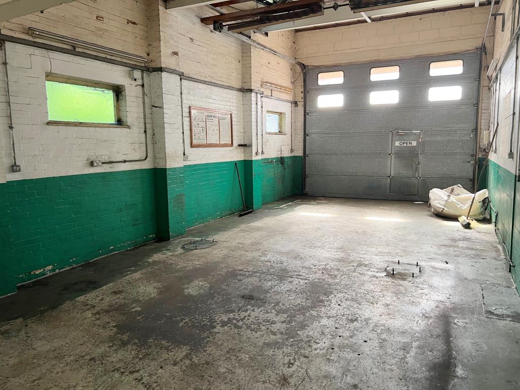 Lot: 83 - DECEPTIVE TOWN CENTRE COMMERCIAL BUILDING - Garage workshop area with up and over door